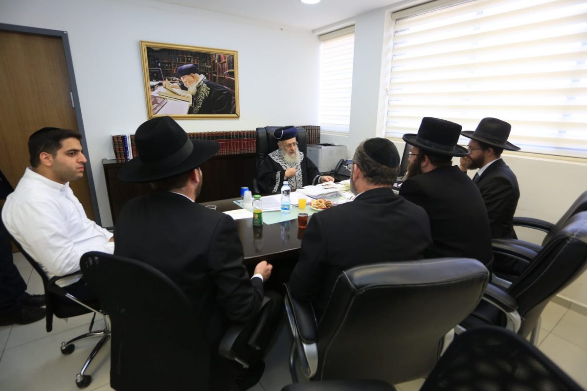 הראשל"צ הרב יצחק יוסף משוחח עם אנשי ארגון אחריות