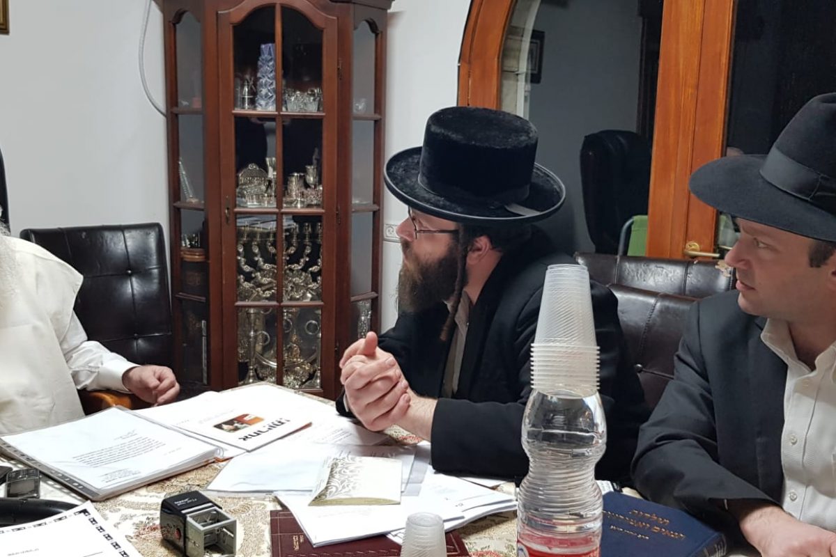 מנהלי עמותת אחריות משוחחים עם הרב אשר וייס