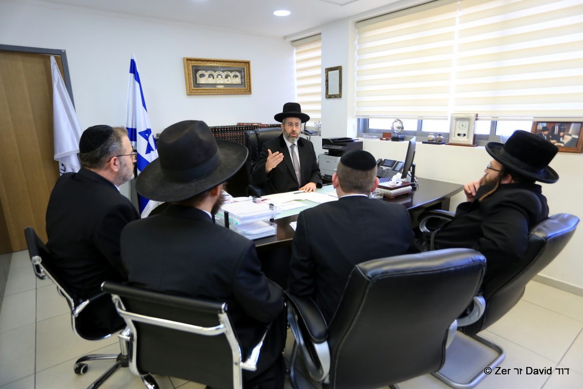 מנהלי עמותת אחריות בשיחתם עם הרב הראשי לישראל