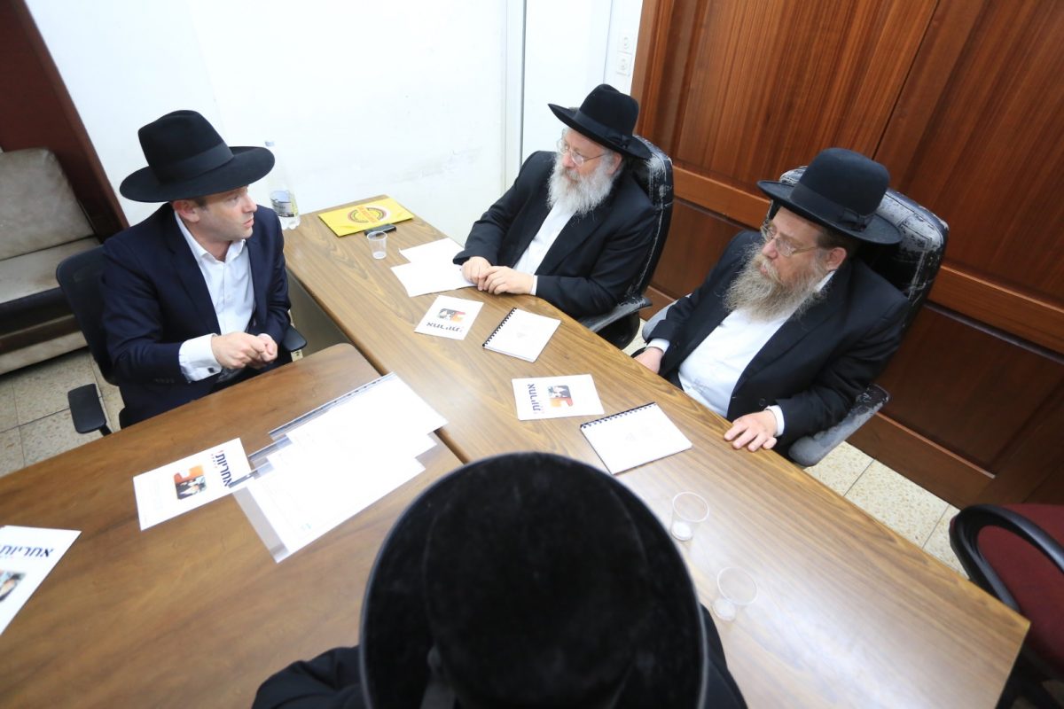 רבני בני ברק בסקירה על מפעלי עמותת אחריות