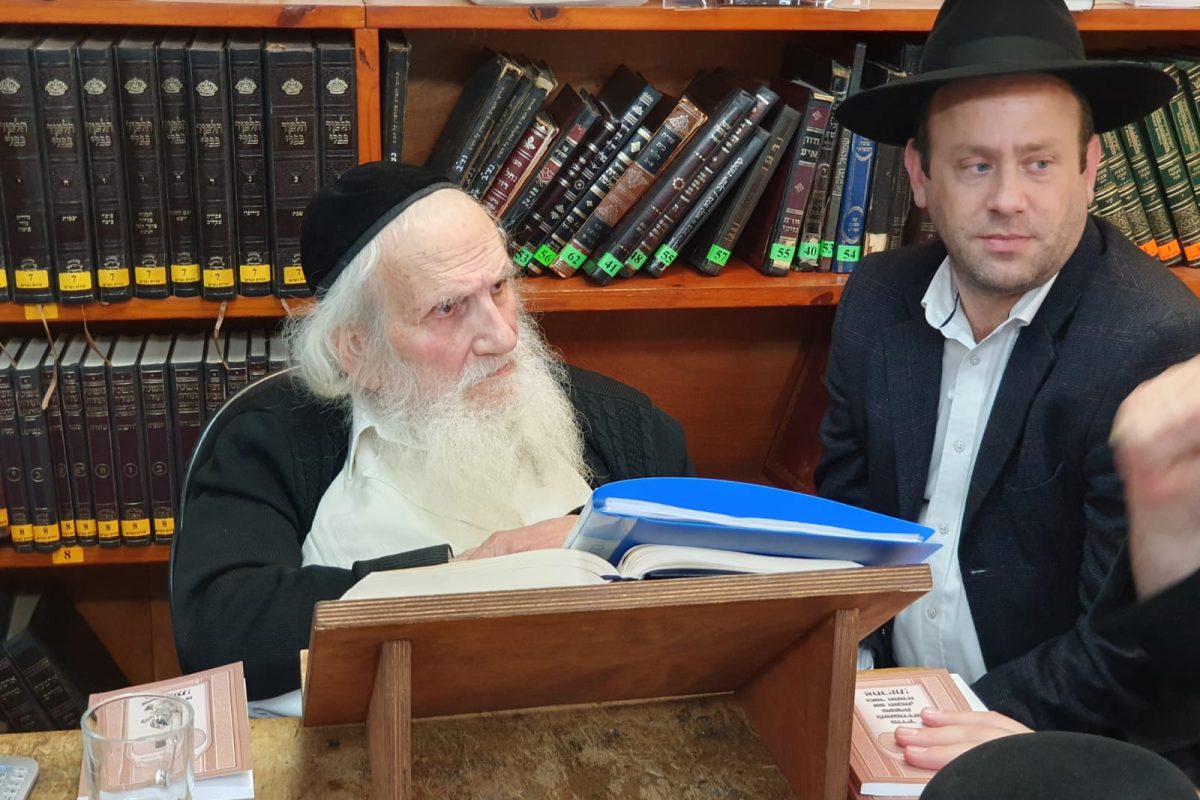 הרב אויערבך שומע על אחריות
