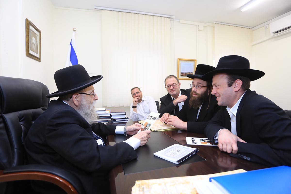 הרב שטרן מברך את עמותת אחריות