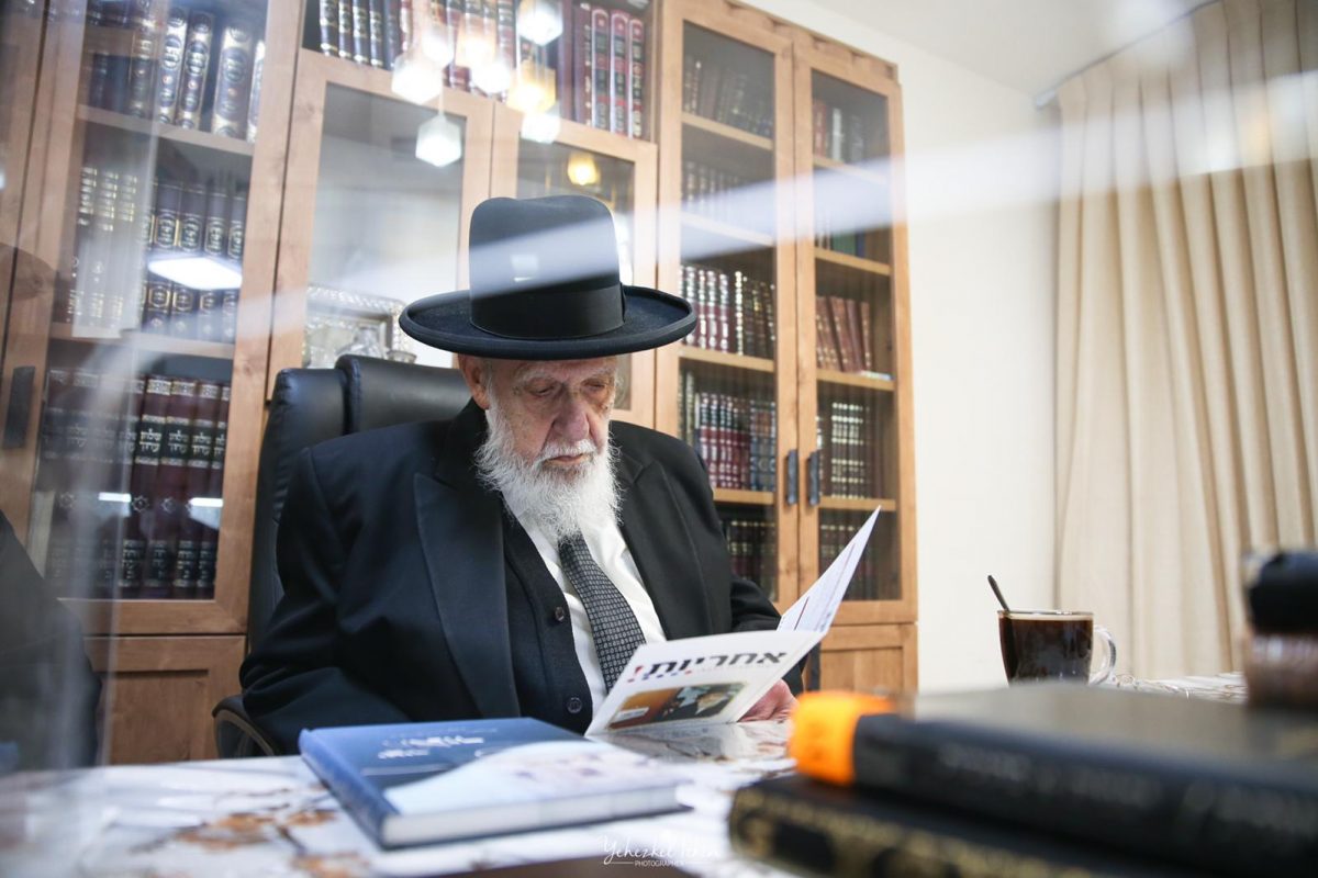 נשיא מוצעת חכמי התורה מעיין במסמכי אחריות