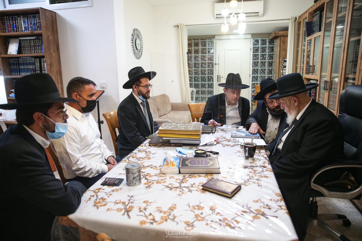 צוות עמותת אחריות אצל הרב שלום כהן