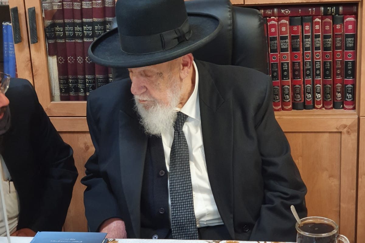 חכם שלום כהן עם עמותת אחריות