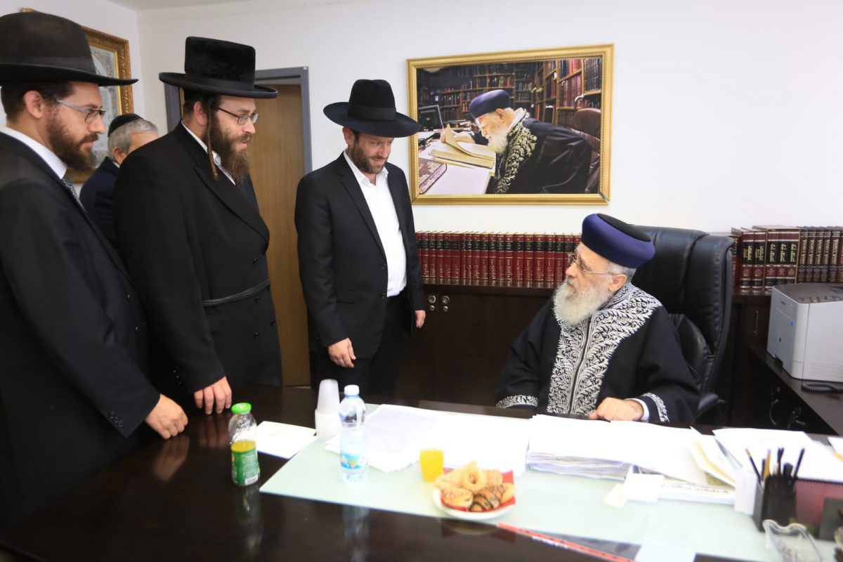 הרב יצחק יוסף מברך את עמותת אחריות