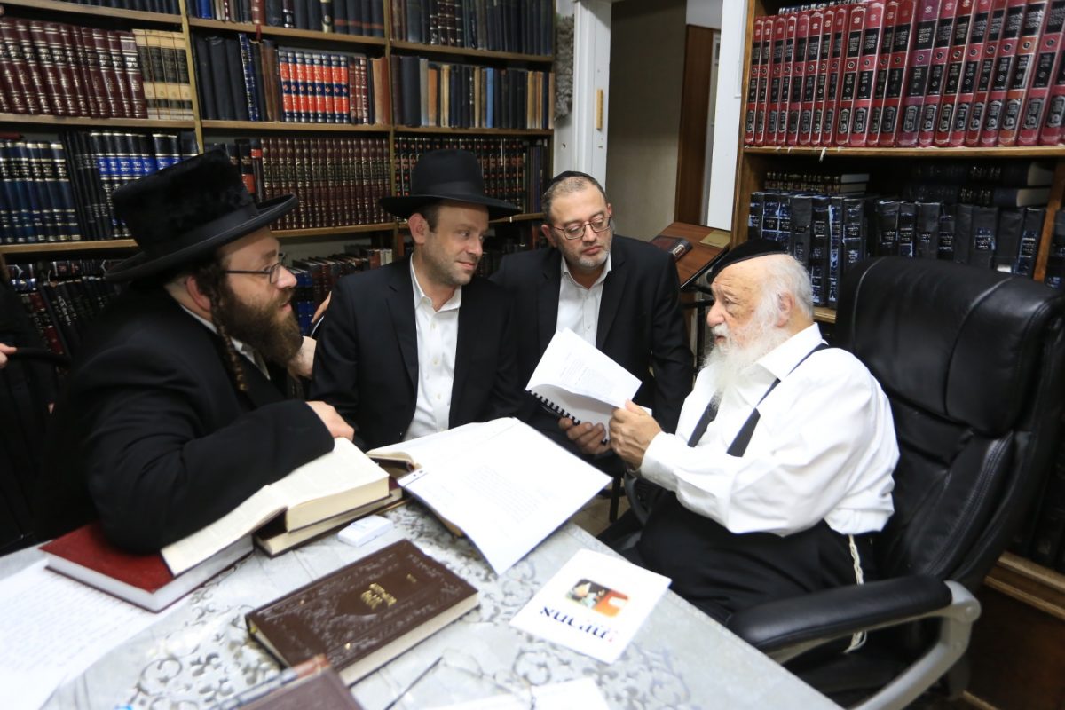 הרב פוברסקי מראשי פונביז מעיין במסמכי אחריות