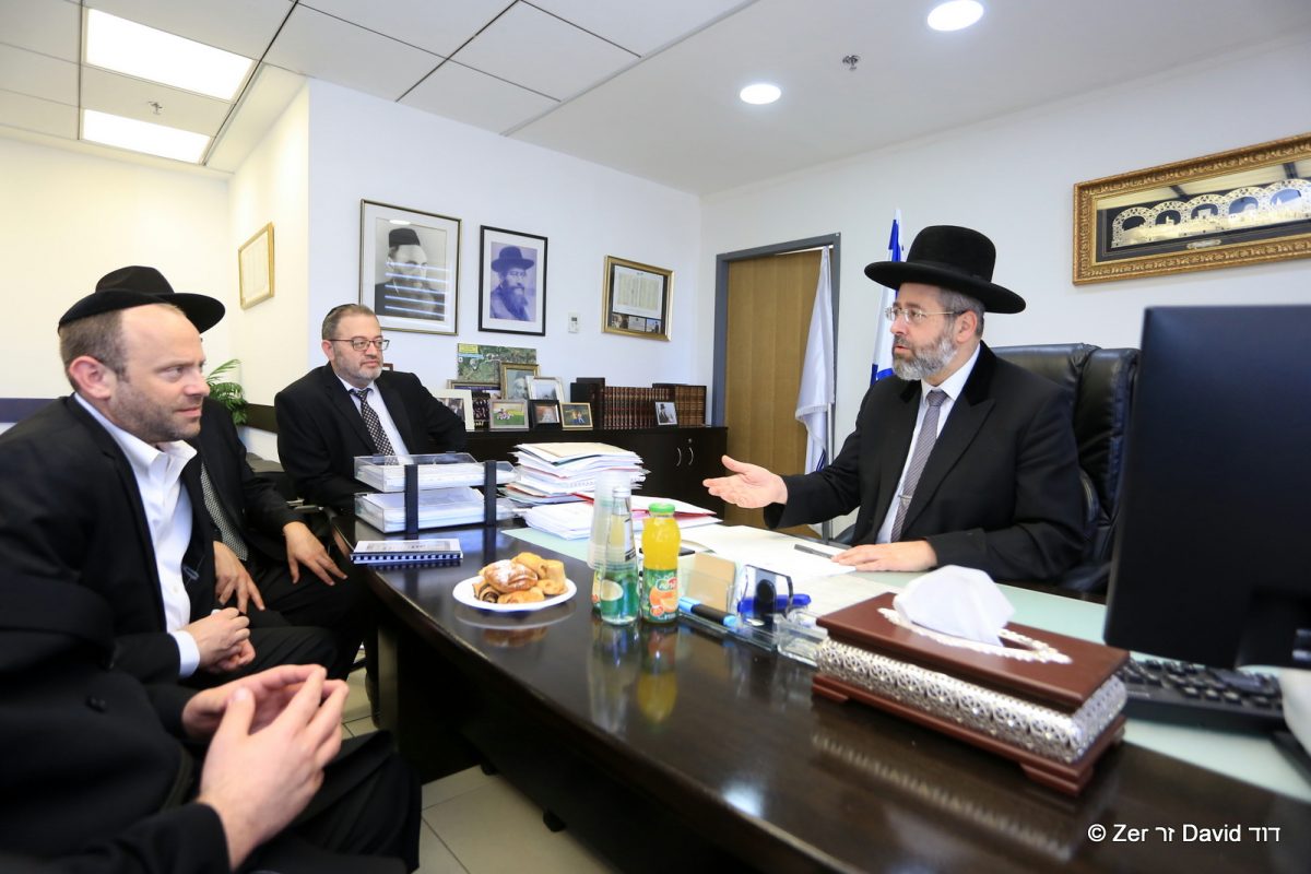 הרה"ר דוד לאו משוחח עם אנשי עמותת אחריות